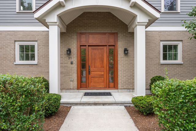 21 Crowninshield Rd 2-1, Brookline, MA 02446