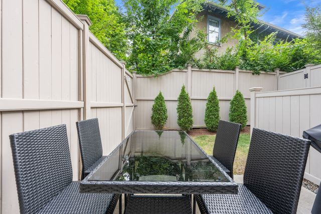 21 Crowninshield Rd 2-1, Brookline, MA 02446