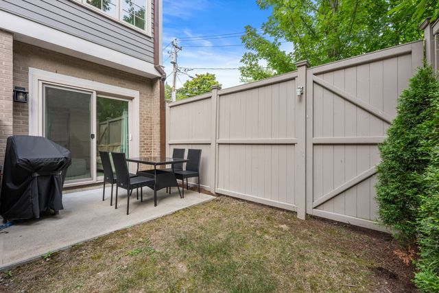 21 Crowninshield Rd 2-1, Brookline, MA 02446