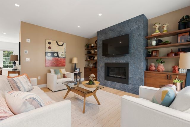 21 Crowninshield Rd 2-1, Brookline, MA 02446