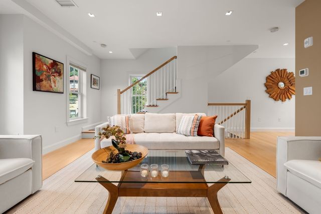 21 Crowninshield Rd 2-1, Brookline, MA 02446