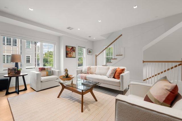 21 Crowninshield Rd 2-1, Brookline, MA 02446