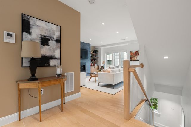 21 Crowninshield Rd 2-1, Brookline, MA 02446