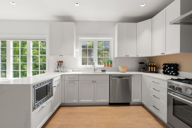 21 Crowninshield Rd 2-1, Brookline, MA 02446