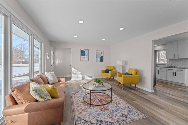 9856 Market Avenue N, Hartville, OH 44632