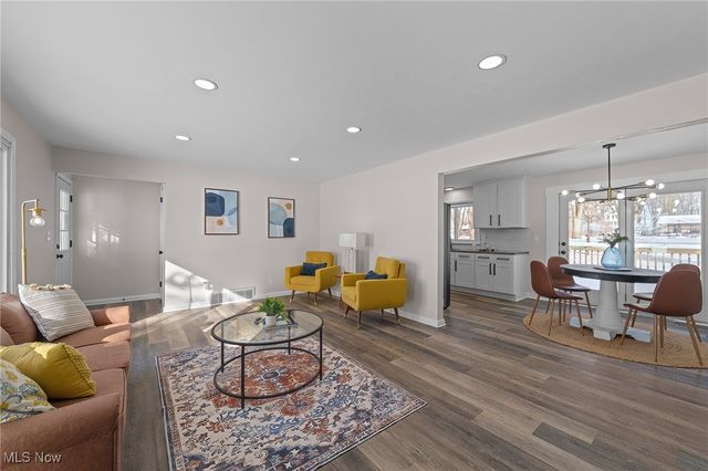 9856 Market Avenue N, Hartville, OH 44632