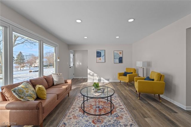 9856 Market Avenue N, Hartville, OH 44632