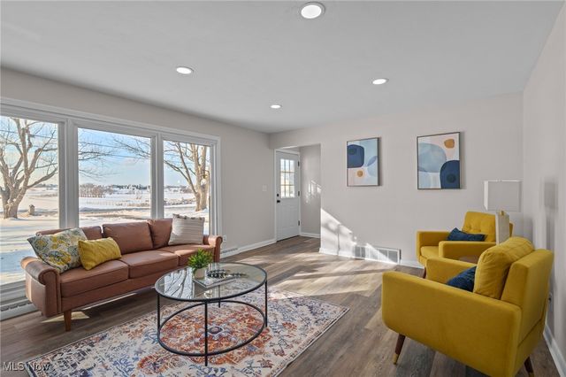 9856 Market Avenue N, Hartville, OH 44632