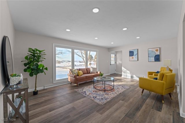 9856 Market Avenue N, Hartville, OH 44632