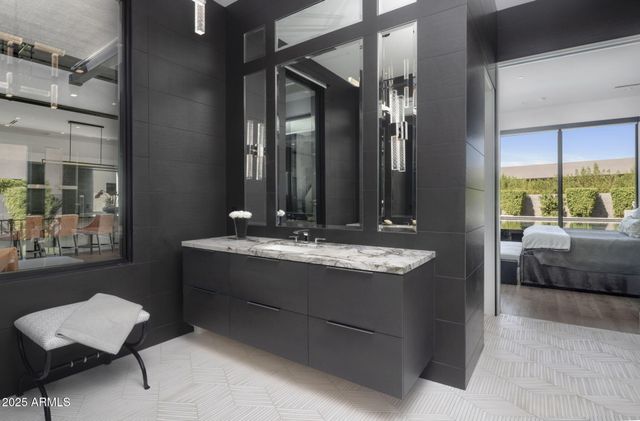 6914 E Cactus Wren Road, Paradise Valley, AZ 85253