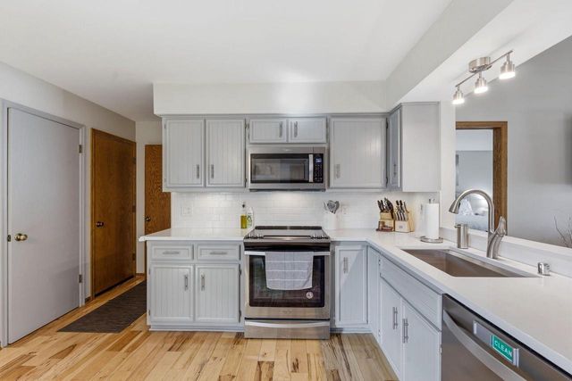 1907 Fieldcrest LANE, Waukesha, WI 53186