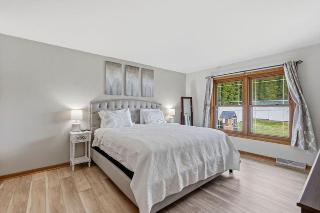 1907 Fieldcrest LANE, Waukesha, WI 53186