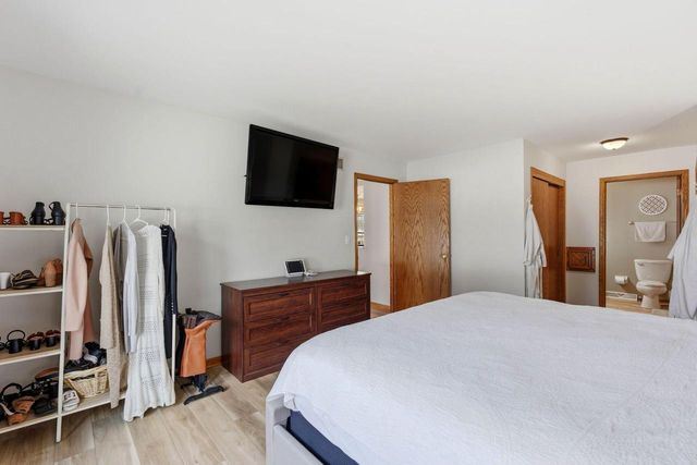 1907 Fieldcrest LANE, Waukesha, WI 53186