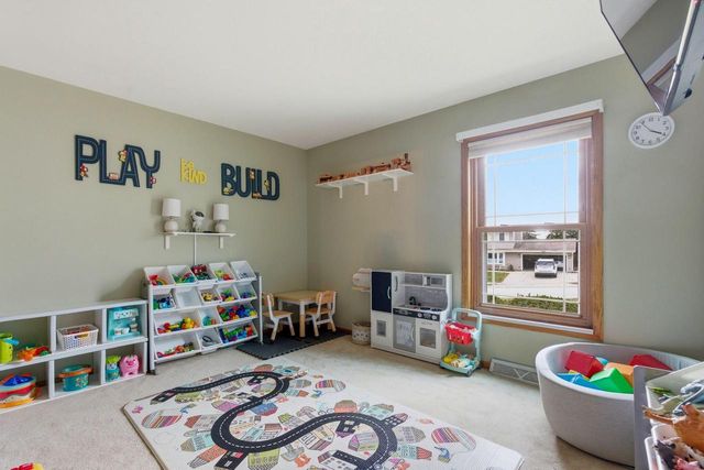 1907 Fieldcrest LANE, Waukesha, WI 53186