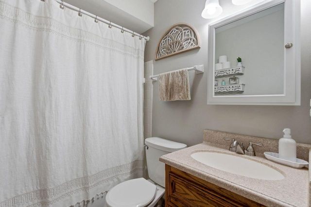 1907 Fieldcrest LANE, Waukesha, WI 53186