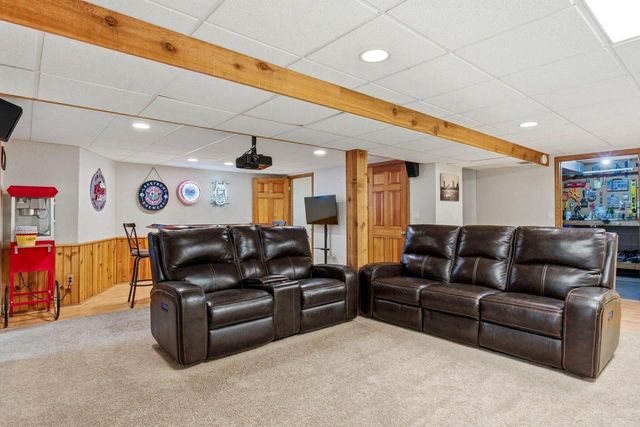 1907 Fieldcrest LANE, Waukesha, WI 53186