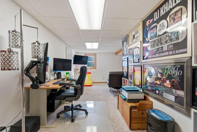 1907 Fieldcrest LANE, Waukesha, WI 53186