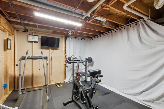 1907 Fieldcrest LANE, Waukesha, WI 53186