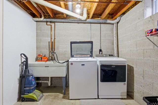 1907 Fieldcrest LANE, Waukesha, WI 53186