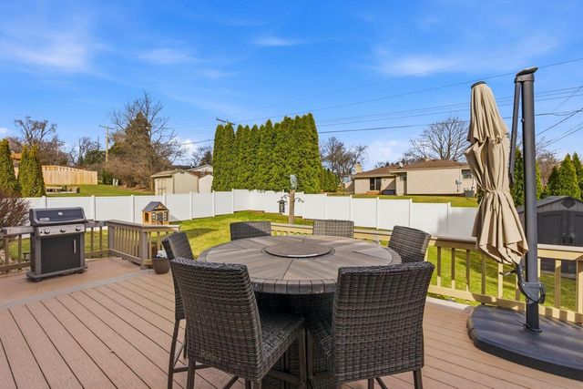 1907 Fieldcrest LANE, Waukesha, WI 53186