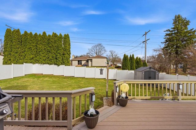 1907 Fieldcrest LANE, Waukesha, WI 53186