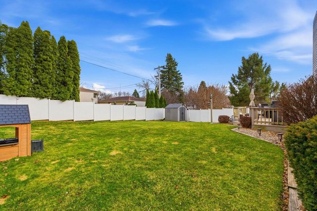 1907 Fieldcrest LANE, Waukesha, WI 53186