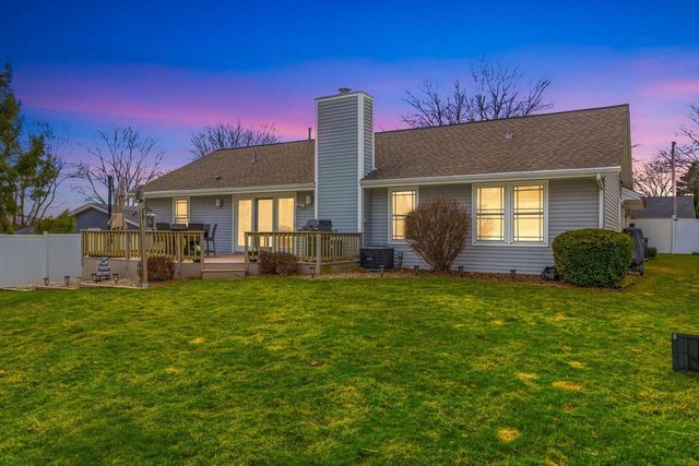 1907 Fieldcrest LANE, Waukesha, WI 53186