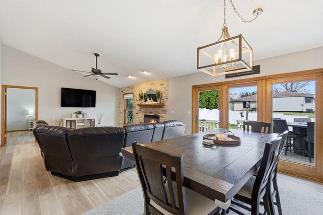 1907 Fieldcrest LANE, Waukesha, WI 53186