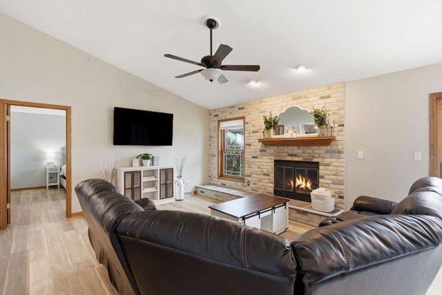 1907 Fieldcrest LANE, Waukesha, WI 53186