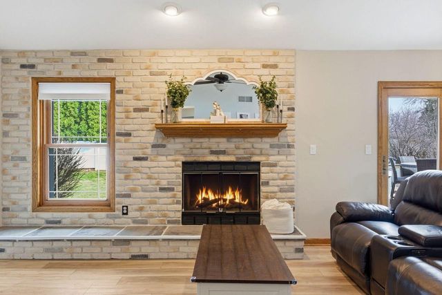 1907 Fieldcrest LANE, Waukesha, WI 53186