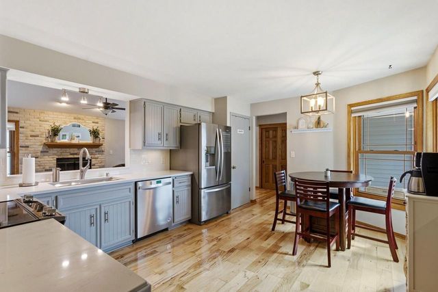 1907 Fieldcrest LANE, Waukesha, WI 53186