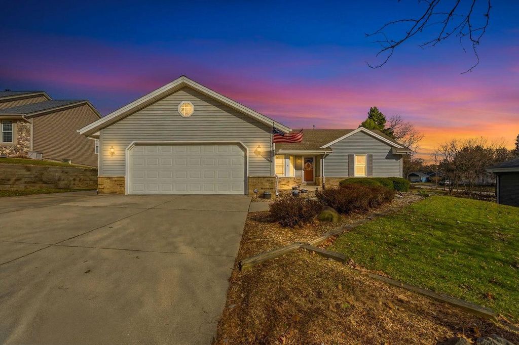 1907 Fieldcrest LANE, Waukesha, WI 53186
