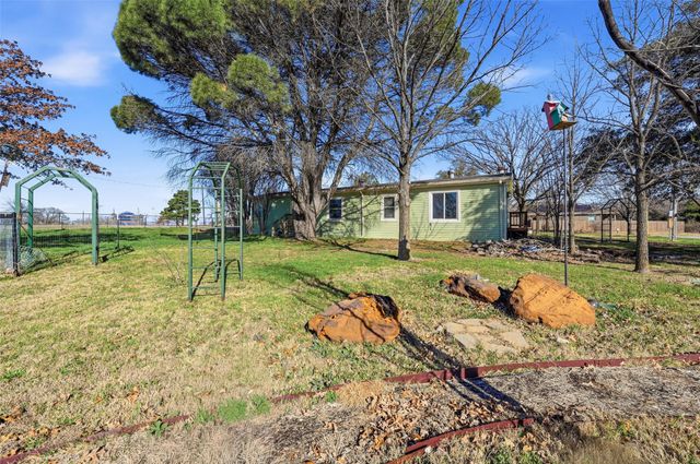 1050 Stadium Drive, Joshua, TX 76058