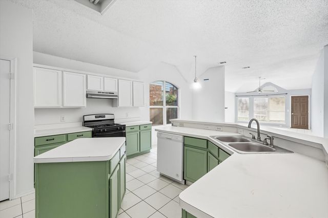 807 Lake Bridge Drive, Lake Dallas, TX 75065