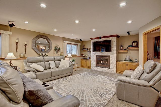 9113 Colorado Avenue N, Brooklyn Park, MN 55443