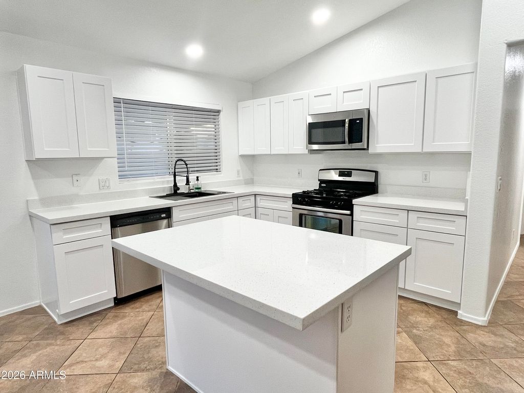 8565 W DENTON Lane, Glendale, AZ 85305 — photo 2