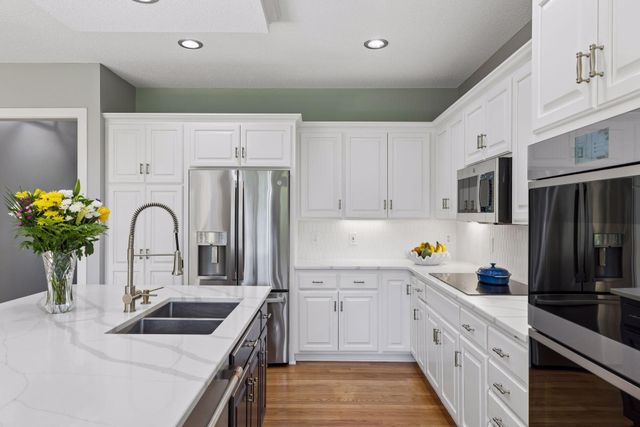 8940 Highview Lane, Woodbury, MN 55125