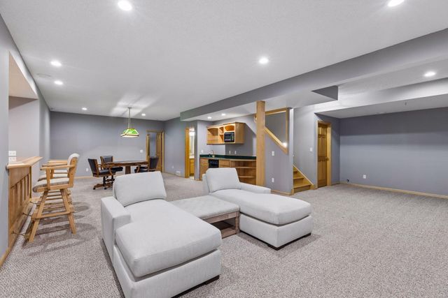 8940 Highview Lane, Woodbury, MN 55125