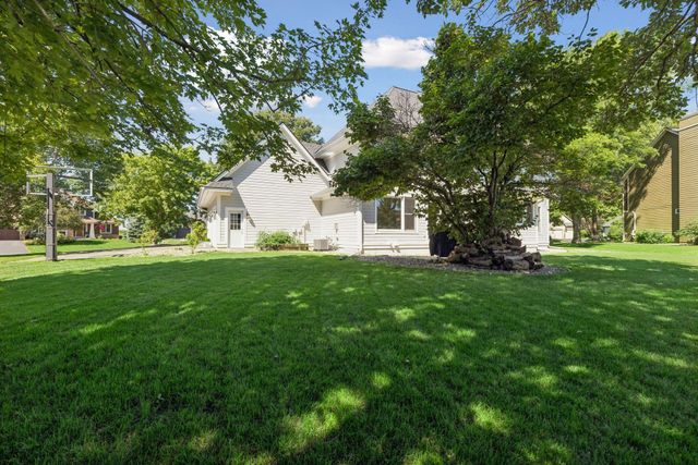 8940 Highview Lane, Woodbury, MN 55125