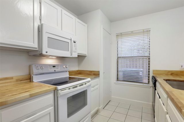 28 Sawmill Grove Lane, The Woodlands, TX 77380