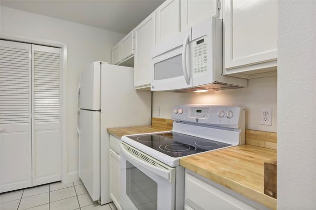 28 Sawmill Grove Lane, The Woodlands, TX 77380