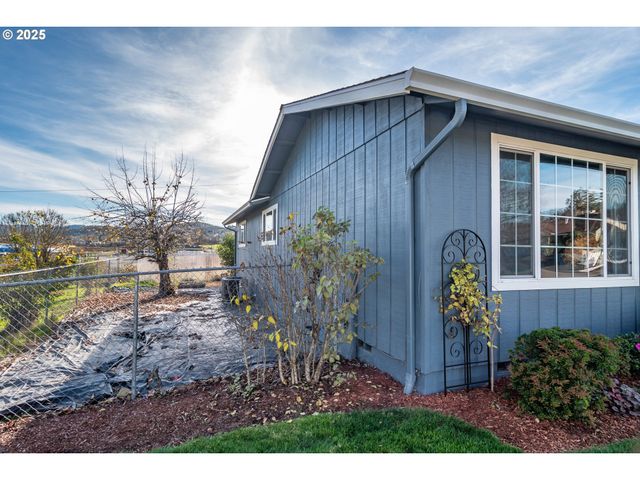 132 ASPEN Ct, Roseburg, OR 97471