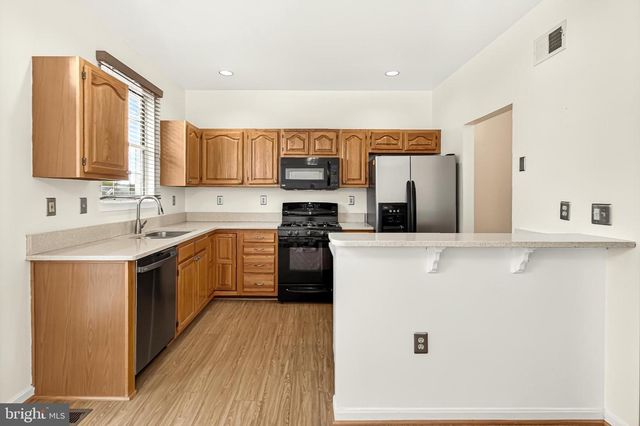 14637 STREAM POND DR, Centreville, VA 20120