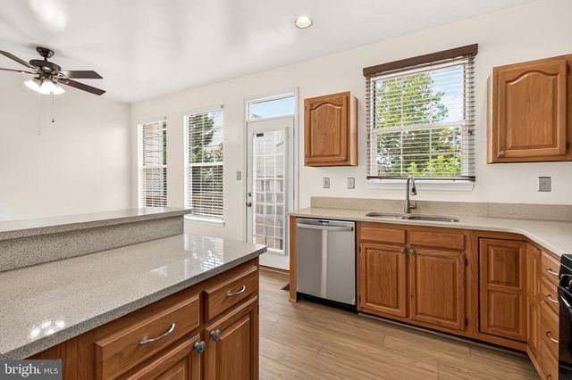 14637 STREAM POND DR, Centreville, VA 20120