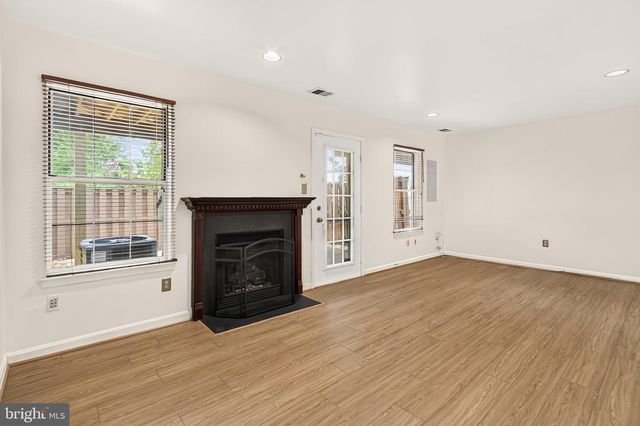 14637 STREAM POND DR, Centreville, VA 20120