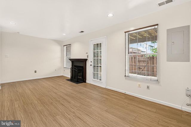14637 STREAM POND DR, Centreville, VA 20120