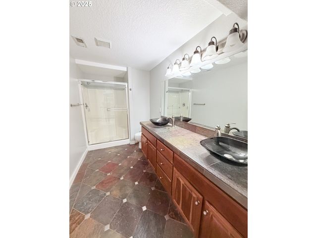 3492 VISTA RIDGE Dr, West Linn, OR 97068