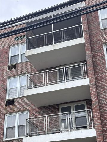 110 Brooklyn Avenue 3Q, Freeport, NY 11520