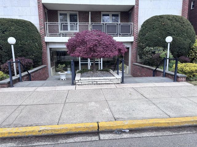 110 Brooklyn Avenue 3Q, Freeport, NY 11520