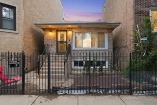 2922 W Nelson Street, Chicago, IL 60618
